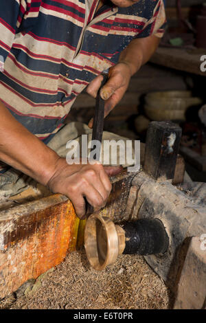 Il Bhutan orientale, Trashi Yangtse, artigianato, mani di legno turner tornitura del monaco ciotola di legno sul tornio Foto Stock