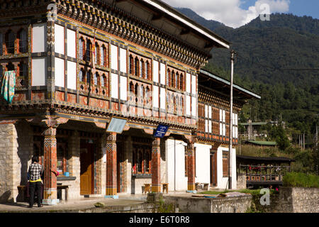 Il Bhutan orientale, Trashi Yangtse, Bazaar, tradizionalmente negozio costruito con legno dipinto decorazione Foto Stock