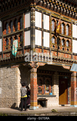 Il Bhutan orientale, Trashi Yangtse, Bazaar, tradizionalmente negozio costruito con legno dipinto decorazione Foto Stock