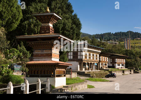 Il Bhutan orientale, Trashi Yangtse, Bazaar, buddista chorten sul ciglio della strada e negozi Foto Stock