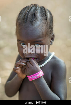 Anuak bambino ragazza In Abobo, ex re Anuak Village, regione di Gambela, Etiopia Foto Stock