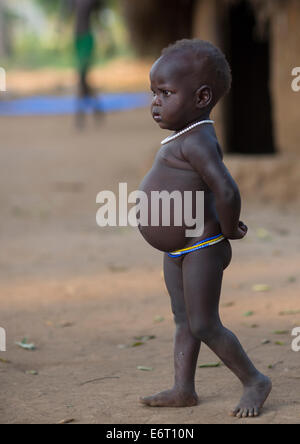 Anuak bambino ragazzo In Abobo, ex re Anuak Village, regione di Gambela, Etiopia Foto Stock