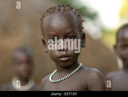 Anuak bambino ragazzo In Abobo, ex re Anuak Village, regione di Gambela, Etiopia Foto Stock
