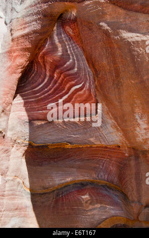 Mulitcolored rocce di arenaria nel patrimonio mondiale dell UNESCO di Petra Foto Stock