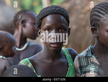 Anuak tribù ragazza In Abobo, ex re Anuak Village, regione di Gambela, Etiopia Foto Stock