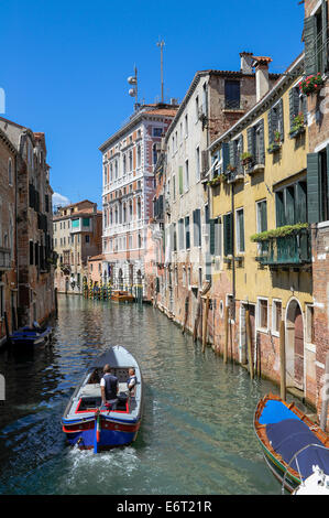 La barca è la principale forma di trasporto di merci e materiale attorno a Venezia sui canali. Foto Stock