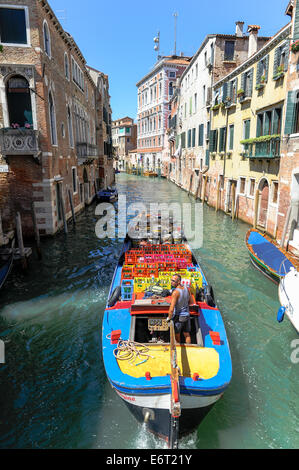 La barca è la principale forma di trasporto di merci e materiale attorno a Venezia sui canali. Foto Stock