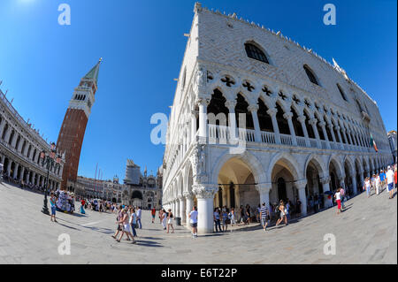 Il Palazzo Ducale è un palazzo costruito in stile gotico veneziano e la torre principale del Campanile in Piazza San Marco, Venezia, Italia. Foto Stock