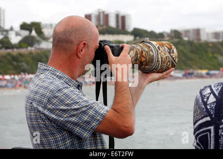 Bournemouth Dorset, Regno Unito 30 agosto 2014. Primo giorno del weekend e di buon tempo significa migliaia gregge a Bournemouth Beach per il terzo giorno di Bournemouth Air Festival. Fotografo con grande lente lungo per catturare l'azione. Credito: Carolyn Jenkins/Alamy Live News Foto Stock