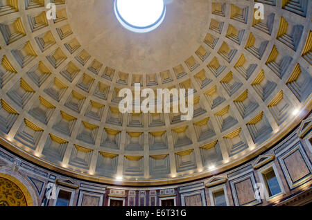 Roma, Italia - 13 ottobre 2011: dettaglio del Pantheon di Roma, Italia. Il Pantheon fu costruito come tempio dedicato a tutti gli dèi di antiche Rom Foto Stock