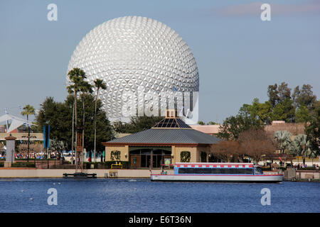 Le persone che visitano Epcot Center presso il Walt Disney World parchi di attrazione in Lake Buena Vista, Florida. Foto Stock