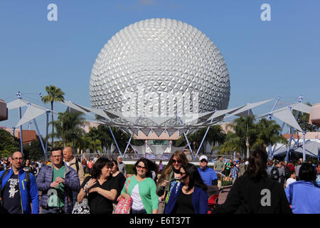 Le persone che visitano Epcot Center presso il Walt Disney World parchi di attrazione in Lake Buena Vista, Florida. Foto Stock