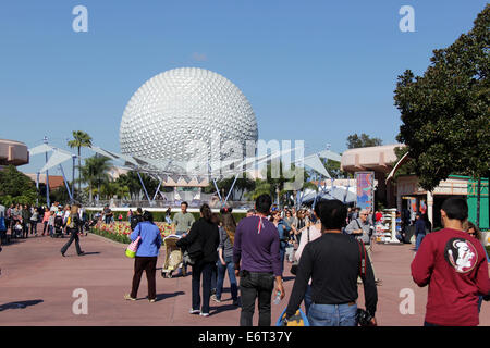 Le persone che visitano Epcot Center presso il Walt Disney World parchi di attrazione in Lake Buena Vista, Florida. Foto Stock
