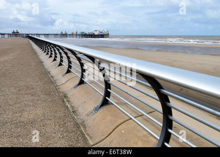 Ringhiere sul lungomare di Blackpool con molo nord in background Foto Stock