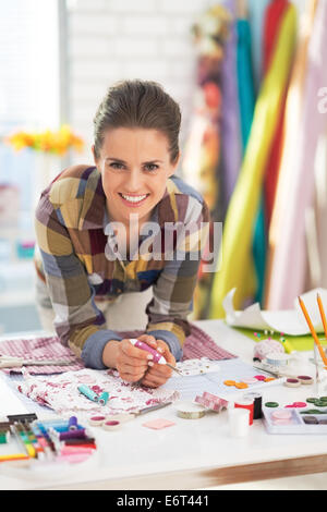 Ritratto del sarto sorridente in studio Foto Stock