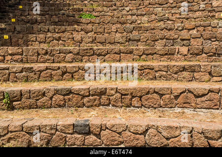 Vecchio di gradini di pietra in rovine sulla isola di Lipari vicino la Sicilia Foto Stock