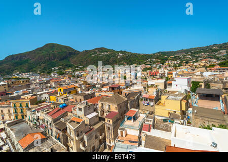 Vista di Lipari città sull'isola di Lipari vicino la Sicilia Foto Stock