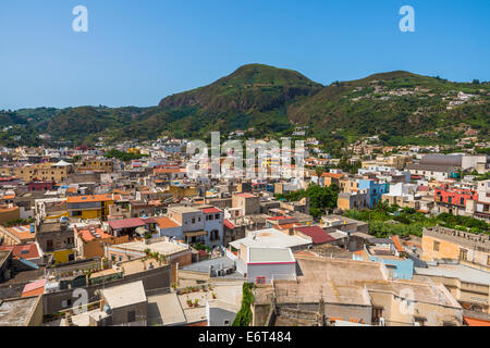 Vista di Lipari città sull'isola di Lipari vicino la Sicilia Foto Stock