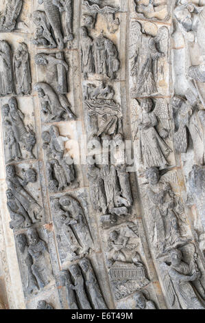 Dettaglio di sculture in pietra sopra la porta della Cattedrale di St Julien Le Mans, in Francia, in Europa Foto Stock