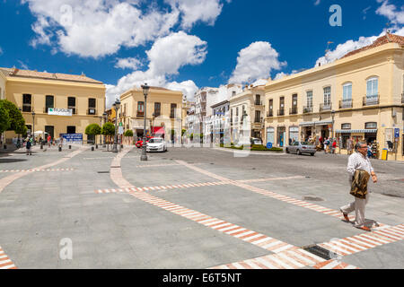 I turisti a piedi in una strada, Ronda, provincia di Malaga, Andalusia, Spagna, Europa. Foto Stock