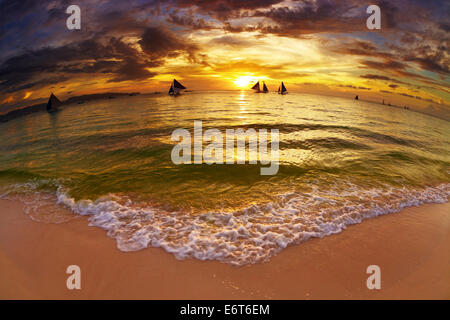 Spiaggia tropicale al tramonto, Boracay Island, Filippine, fisheye shot Foto Stock