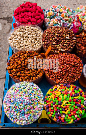 Colorato snack e dolciumi locali sul display presso il mercato domenicale di Tlacolula de Matamoros, Messico. La strada regionale mercato richiama migliaia di venditori e acquirenti da tutto il Valles Centrales de Oaxaca. Foto Stock