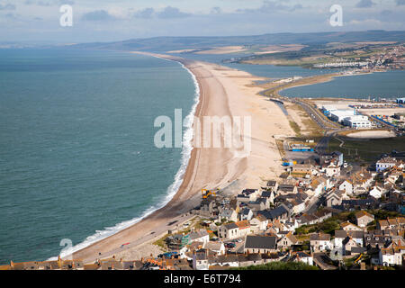 Chesil Beach tombolo con alloggiamento in Chiswell in primo piano, isola di Portland, Dorset, Inghilterra Foto Stock