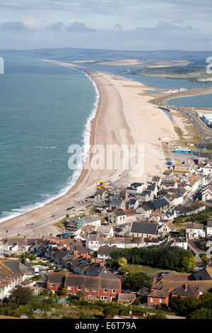 Chesil Beach tombolo con alloggiamento in Chiswell in primo piano, isola di Portland, Dorset, Inghilterra Foto Stock