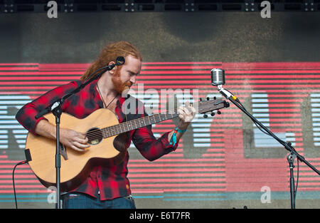 Royal Jersey Showground, Trinità, Jersey, 30 Agosto, 2014. Royal Jersey Showground, Trinità, Jersey. Il 30 agosto, 2014. Jersey Live Festival Trinità nelle isole del Canale.Newton Faulkner eseguendo in Jersey Live Festival Credito: charlie bryan/Alamy Live News Foto Stock