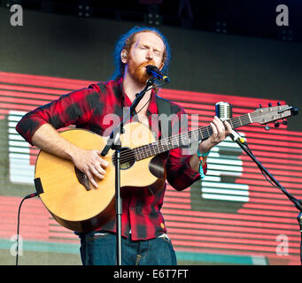 Royal Jersey Showground, Trinità, Jersey, 30 Agosto, 2014. Royal Jersey Showground, Trinità, Jersey. Il 30 agosto, 2014. Jersey Live Festival Trinità nelle isole del Canale.Newton Faulkner eseguendo in Jersey Live Festival Credito: charlie bryan/Alamy Live News Foto Stock