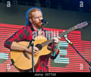 Royal Jersey Showground, Trinità, Jersey, 30 Agosto, 2014. Royal Jersey Showground, Trinità, Jersey. Il 30 agosto, 2014. Jersey Live Festival Trinità nelle isole del Canale.Newton Faulkner eseguendo in Jersey Live Festival Credito: charlie bryan/Alamy Live News Foto Stock