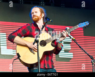 Royal Jersey Showground, Trinità, Jersey, 30 Agosto, 2014. Royal Jersey Showground, Trinità, Jersey. Il 30 agosto, 2014. Jersey Live Festival Trinità nelle isole del Canale.Newton Faulkner eseguendo in Jersey Live Festival Credito: charlie bryan/Alamy Live News Foto Stock