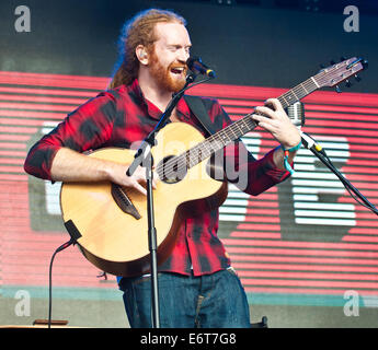 Royal Jersey Showground, Trinità, Jersey, 30 Agosto, 2014. Royal Jersey Showground, Trinità, Jersey. Il 30 agosto, 2014. Jersey Live Festival Trinità nelle isole del Canale.Newton Faulkner eseguendo in Jersey Live Festival Credito: charlie bryan/Alamy Live News Foto Stock