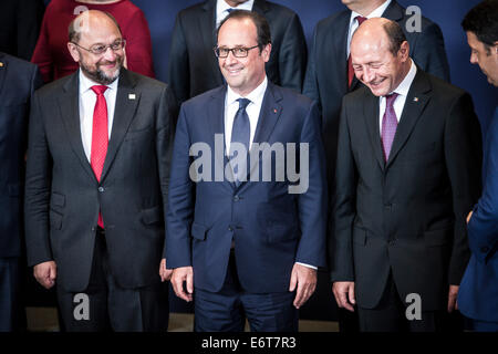 Bruxelles, BXL, Belgio. Il 30 agosto, 2014. (L-R) Martin Schulz, il presidente del Parlamento europeo, il Presidente francese Francois Hollande e il Presidente della Romania Traian Basescu posa per foto di famiglia durante un europeo Counsil incontro presso la sede centrale dell'UE a Bruxelles in Belgio su 30.08.2014 i leader dell'UE dovrebbero concordare gli appuntamenti chiave per il blocco di questa sera da Wiktor Dabkowski Credito: Wiktor Dabkowski/ZUMA filo/Alamy Live News Foto Stock