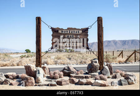 Viste generali dell'ingresso e la torre di guardia a Manzanar War Relocation Center. Foto Stock