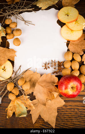 In autunno produce e foglie secche che circondano un pezzo di pergamena Foto Stock