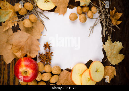 In autunno produce e foglie secche che circondano un pezzo di pergamena Foto Stock