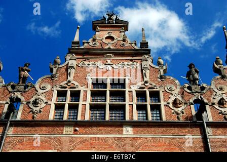 GDANSK, Polonia: uno dei quattro timpani decorativi in cima al 1600-1609 Arsenal, un raffinato esempio dell'Olandese in stile manierista Foto Stock