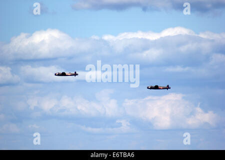 2 Avro Lancasters volare insieme per la prima volta in 50 anni Foto Stock