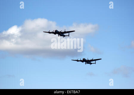 2 Avro Lancasters volare insieme per la prima volta in 50 anni Foto Stock