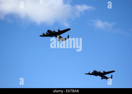 2 Avro Lancasters volare insieme per la prima volta in 50 anni Foto Stock