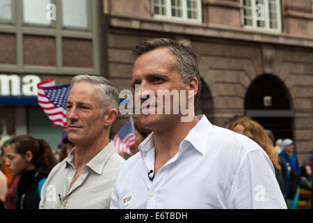 Copenhagen, Danimarca. Il 30 agosto, 2014. Ambasciatore degli Stati Uniti presso la Danimarca, il sig. Rufus Gifford (foto a destra) con il suo partner nella vita (foto a sinistra) Dott. Stephen DeVincent, passeggiate con il Pride Parade attraverso Copenhagen insieme con alcuni 20.000 altri. In seguito il sig. Gifford ha tenuto un discorso presso la piazza del Municipio, dove molte migliaia di spettatori sono stati raccolti. Credito: OJPHOTOS/Alamy Live News Foto Stock