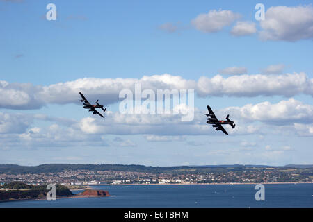 2 Avro Lancasters volare insieme per la prima volta in 50 anni Foto Stock