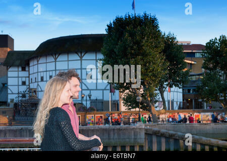 Una giovane coppia accanto al il Globe Theatre di Shakespeare a Londra in Inghilterra Foto Stock
