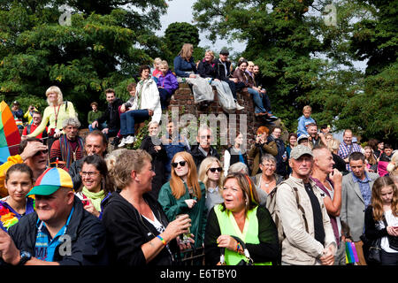 Copenhagen, Danimarca. Il 30 agosto, 2014. Copenhagen Pride Week 2014 conclude è 4 giorni di evento con un 3 ore di lunga e spettacolare Pride Parade attraverso la parte interna della città di Copenhagen. Più di 20.000 persone hanno partecipato alla sfilata che è stata accolta da alcune centinaia di migliaia di spettatori lungo il percorso - alcuni di loro qui. Credito: OJPHOTOS/Alamy Live News Foto Stock