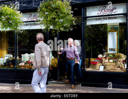 I clienti lasciando Betty's Cafe a Ilkley, North Yorkshire, Inghilterra, Regno Unito Foto Stock