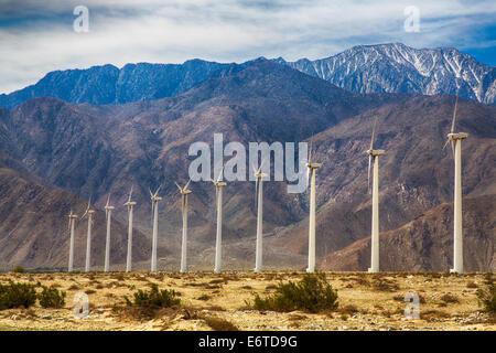 Le turbine eoliche al di fuori di Palm Spring, CA. Semplice di energia pulita. Foto Stock