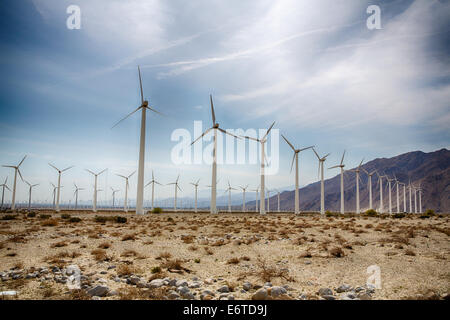 Le turbine eoliche al di fuori di Palm Spring, CA. Semplice di energia pulita. Foto Stock