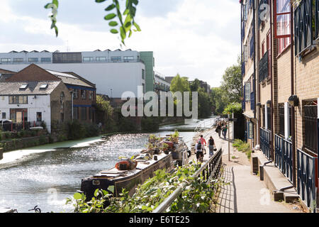 Percorso di traino sul Regent's Canal a Islington, Londra Costruita all'inizio della rivoluzione industriale Foto Stock