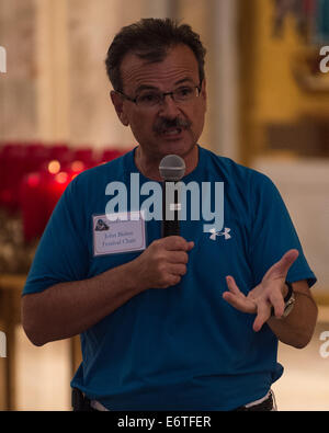 Ohio, USA. Il 30 agosto, 2014. Tour guida John Bizios spiega la storia della chiesa greco ortodossa durante il 2014 Columbus Festival greco. Credito: Brent Clark/Alamy Live News Foto Stock